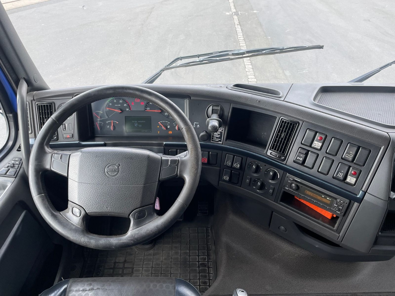 Interior photo 1: Leasing of  Volvo FH 460 EEV Dreiseiten-Getreidekipper/gel. NLA/AC Volvo FH 460 EEV Dreiseiten-Getreidekipper/gel. NLA/AC