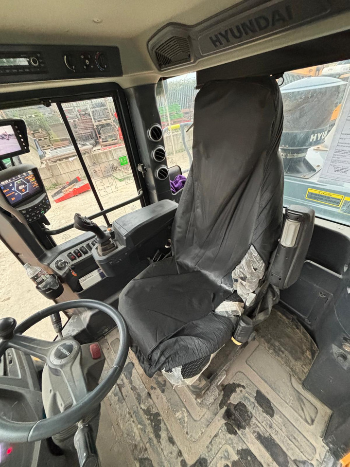 Wheel loader Hyundai HL960A: picture 15