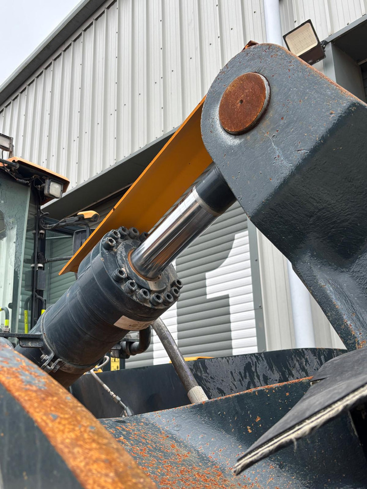 Wheel loader Hyundai HL960A: picture 12