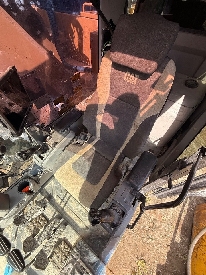 Crawler excavator CAT 325 FL CR: picture 38