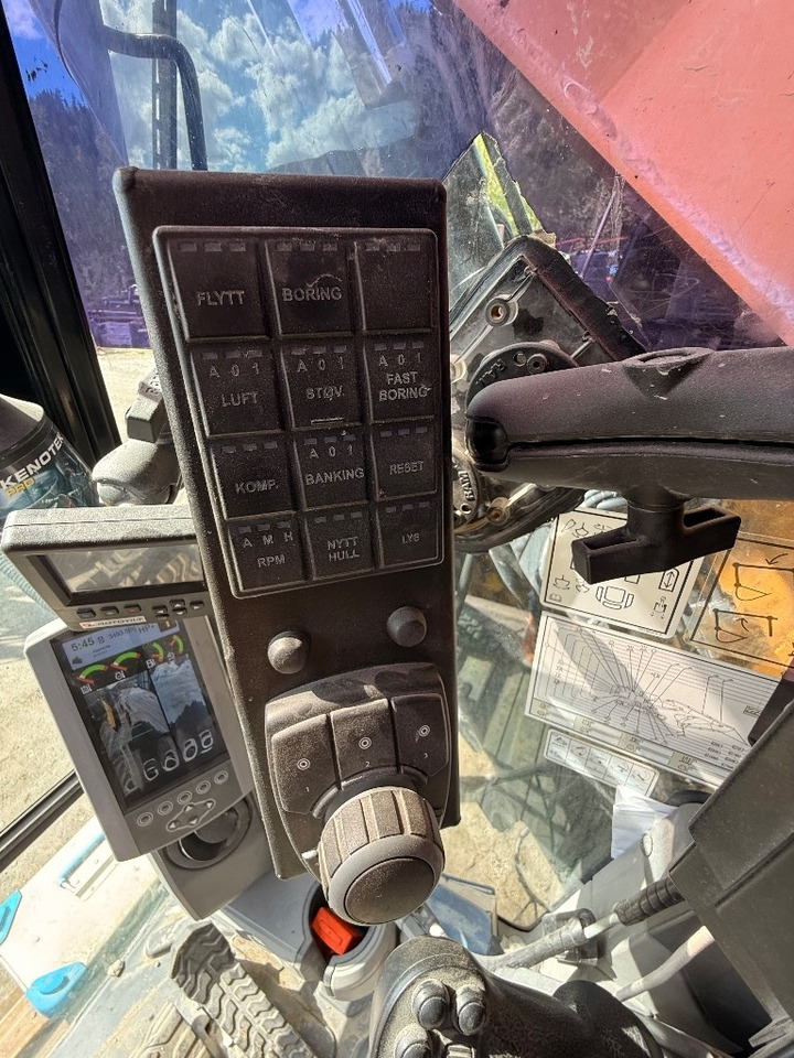 Crawler excavator CAT 325 FL CR: picture 42