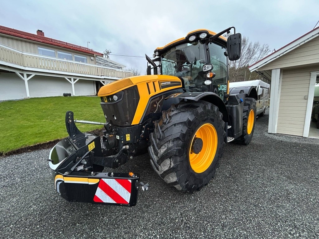 Farm tractor JCB 4220 FASTRAC: picture 1