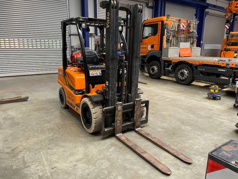 Yale GLP 35 VX - LPG forklift: picture 2 Yale GLP 35 VX - LPG forklift: picture 2