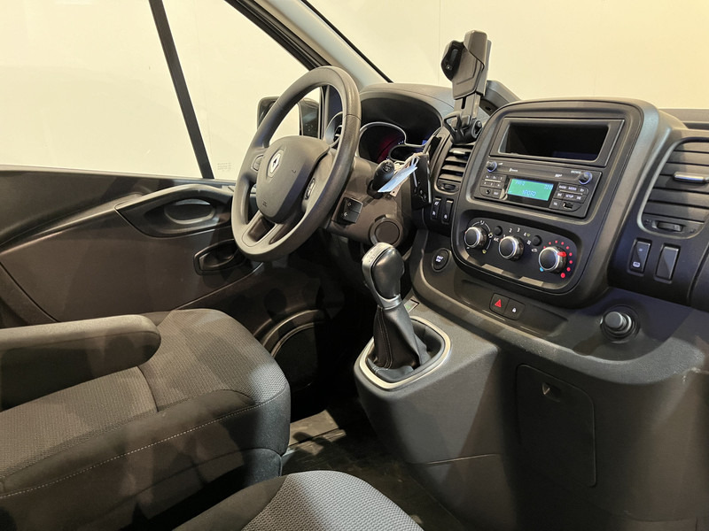 Renault Trafic 2.0 dCi L1H1 170 PK Automaat Servicebus / Sortimo Inrichting / Euro 6 / Airco / Cruise Control / Camera / Trekhaak / 3-Zits / BPM VRIJ !! - Small van: picture 3 Renault Trafic 2.0 dCi L1H1 170 PK Automaat Servicebus / Sortimo Inrichting / Euro 6 / Airco / Cruise Control / Camera / Trekhaak / 3-Zits / BPM VRIJ !! - Small van: picture 3