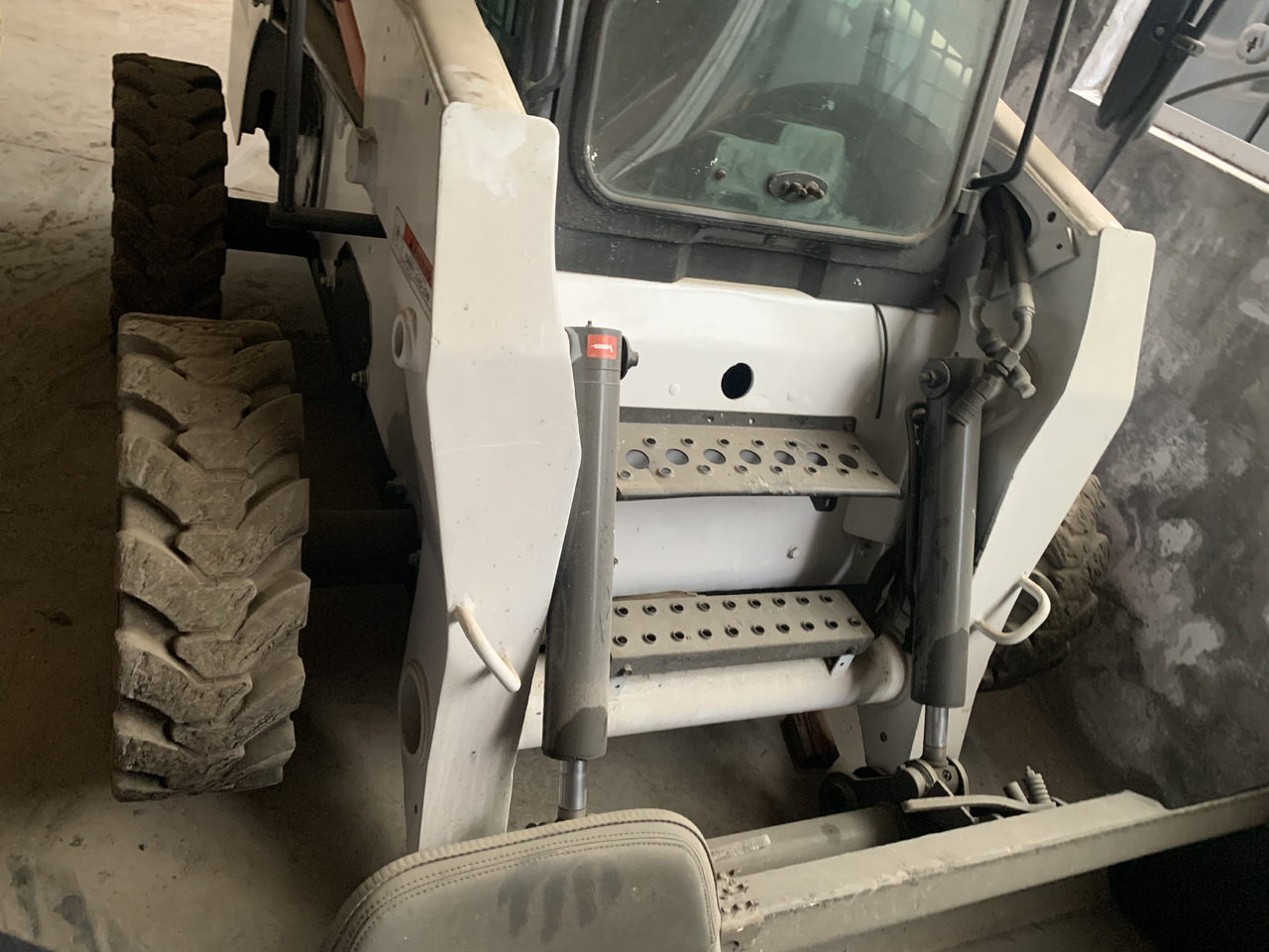 BOBCAT S300 - Skid steer loader: picture 4 BOBCAT S300 - Skid steer loader: picture 4