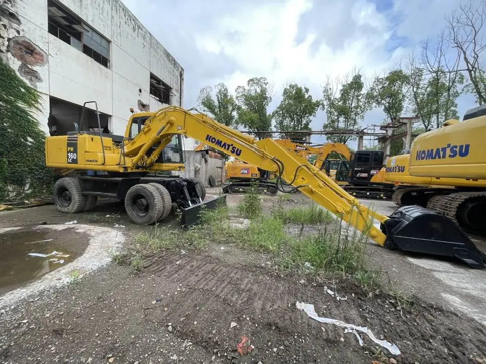 Komatsu PW160-11 - Wheel excavator: picture 1 Komatsu PW160-11 - Wheel excavator: picture 1