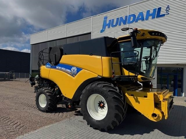 New Holland CR9.90 TIER4 - Combine harvester: picture 1 New Holland CR9.90 TIER4 - Combine harvester: picture 1