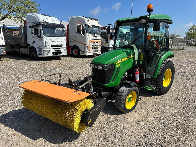 John Deere 3720 M/ Hydraulisk kost - Compact tractor: picture 1 John Deere 3720 M/ Hydraulisk kost - Compact tractor: picture 1