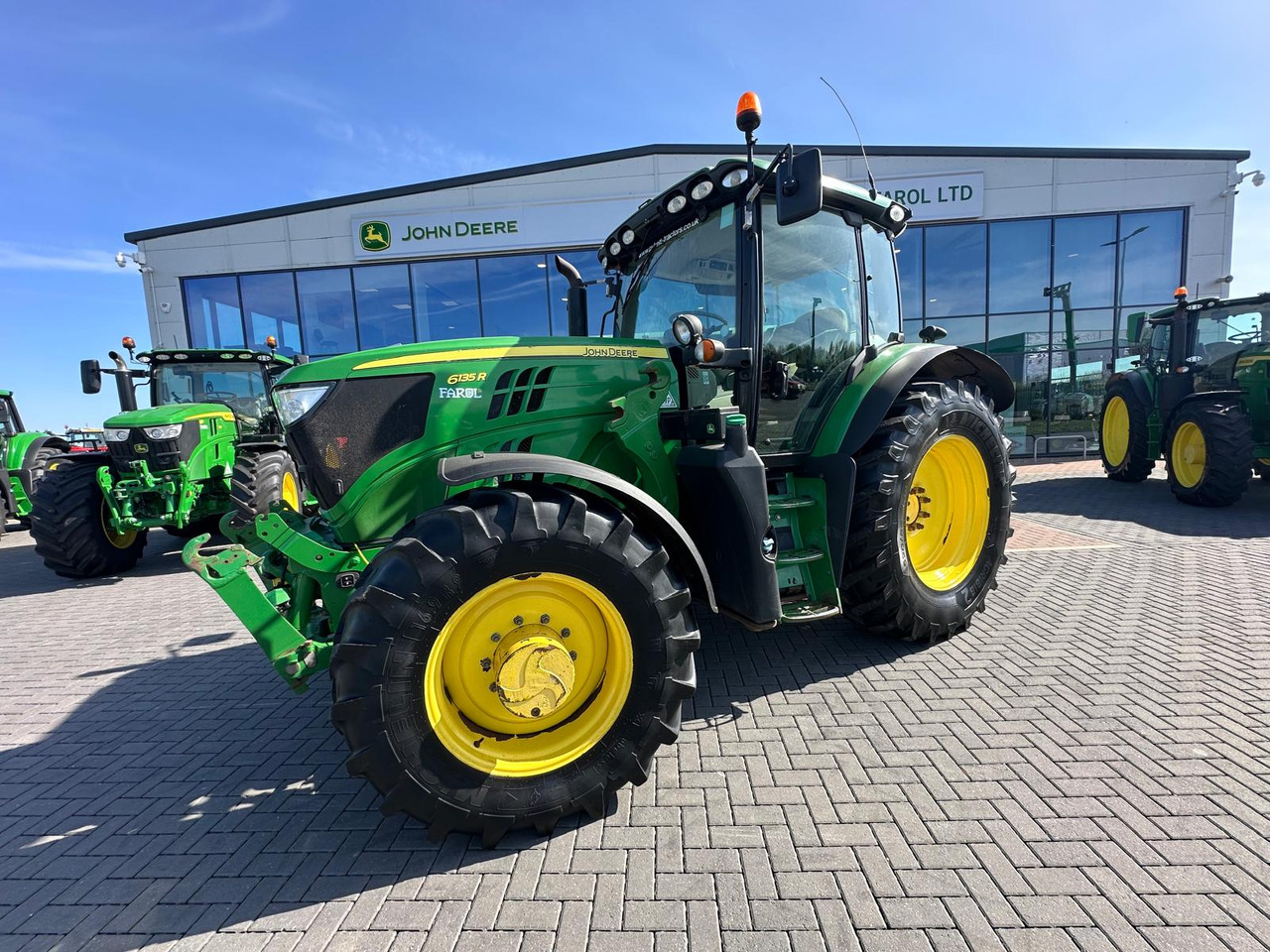 JOHN DEERE 6135R - Farm tractor: picture 1 JOHN DEERE 6135R - Farm tractor: picture 1
