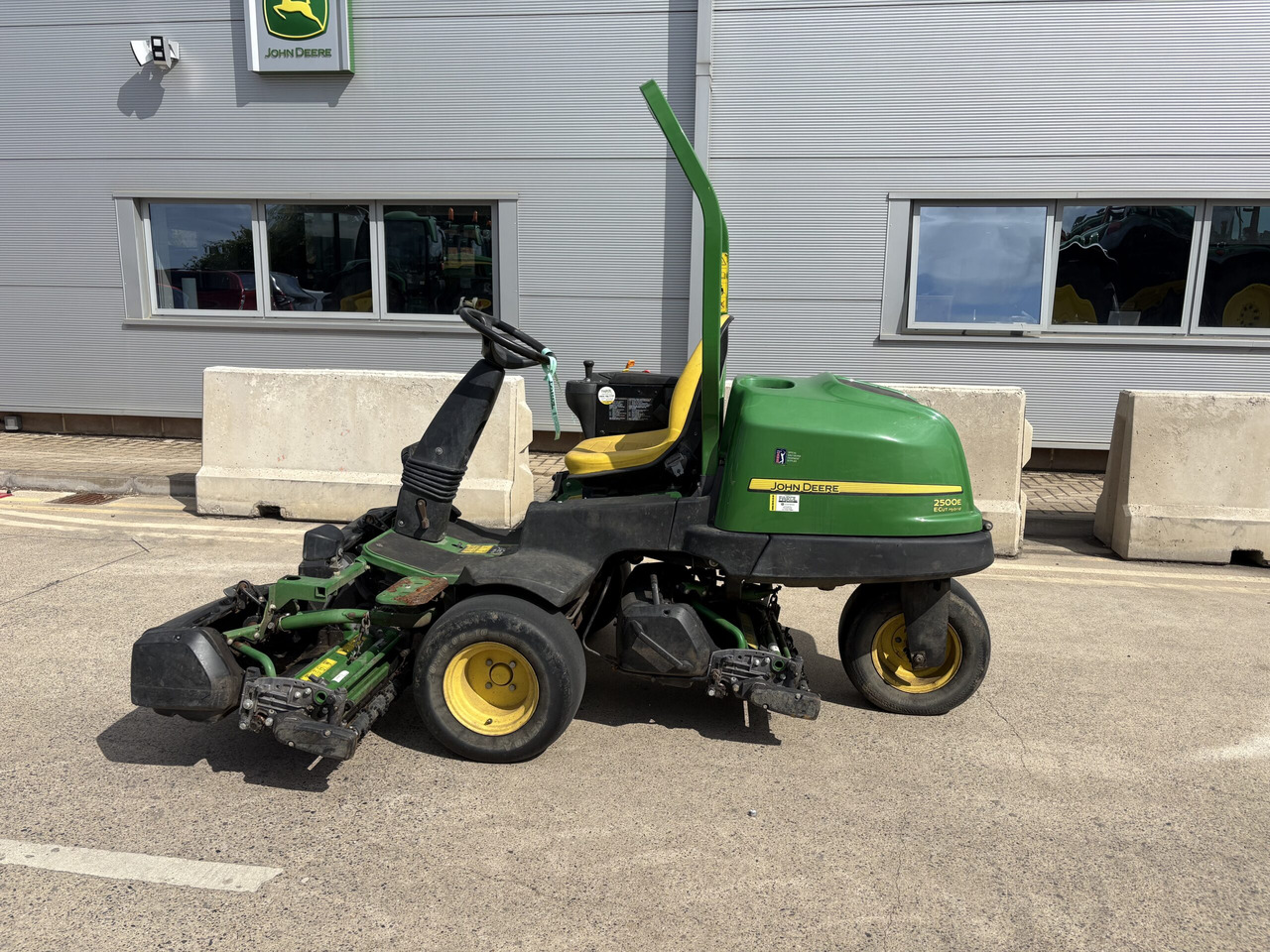 John Deere 2500E Greens Triple - Garden mower: picture 1 John Deere 2500E Greens Triple - Garden mower: picture 1