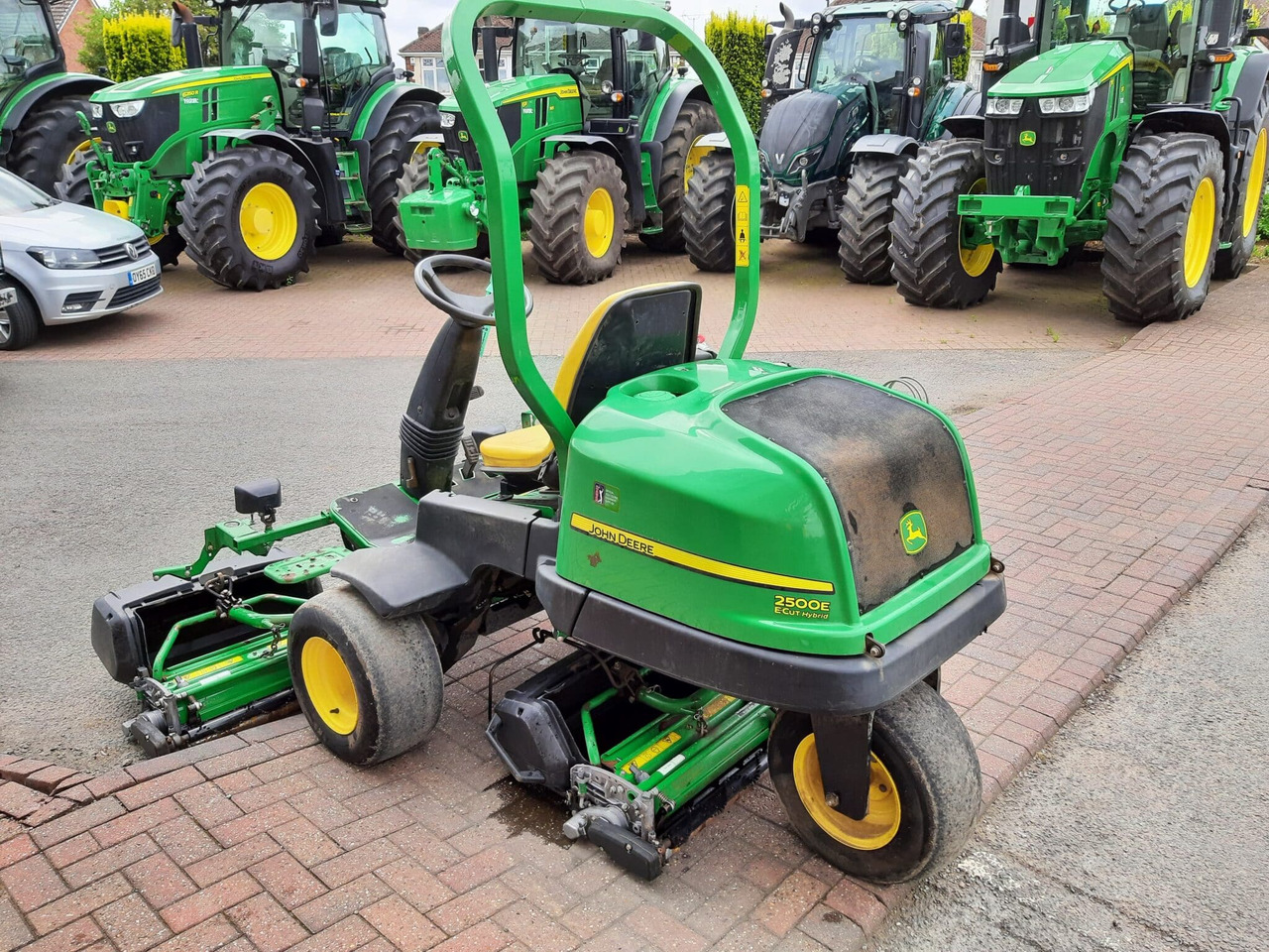 John Deere 2500E greens triple mower - Garden mower: picture 5 John Deere 2500E greens triple mower - Garden mower: picture 5