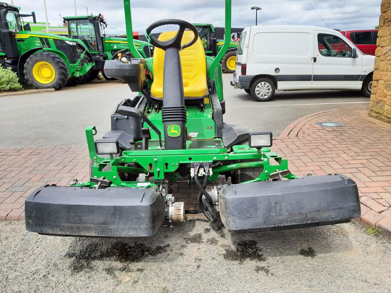 John Deere 2500E greens triple mower - Garden mower: picture 2 John Deere 2500E greens triple mower - Garden mower: picture 2