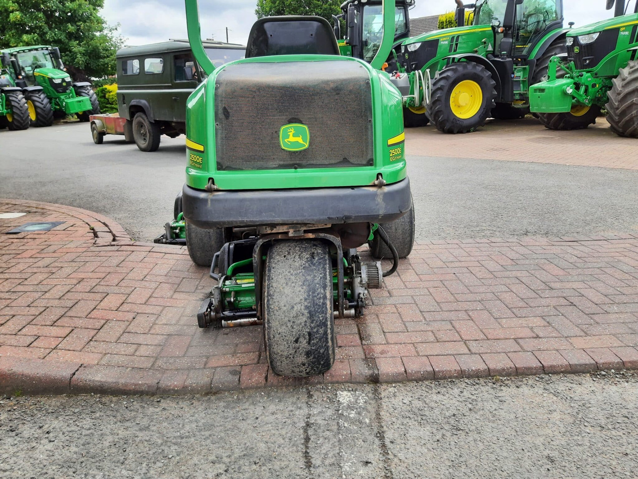 John Deere 2500E greens triple mower - Garden mower: picture 3 John Deere 2500E greens triple mower - Garden mower: picture 3