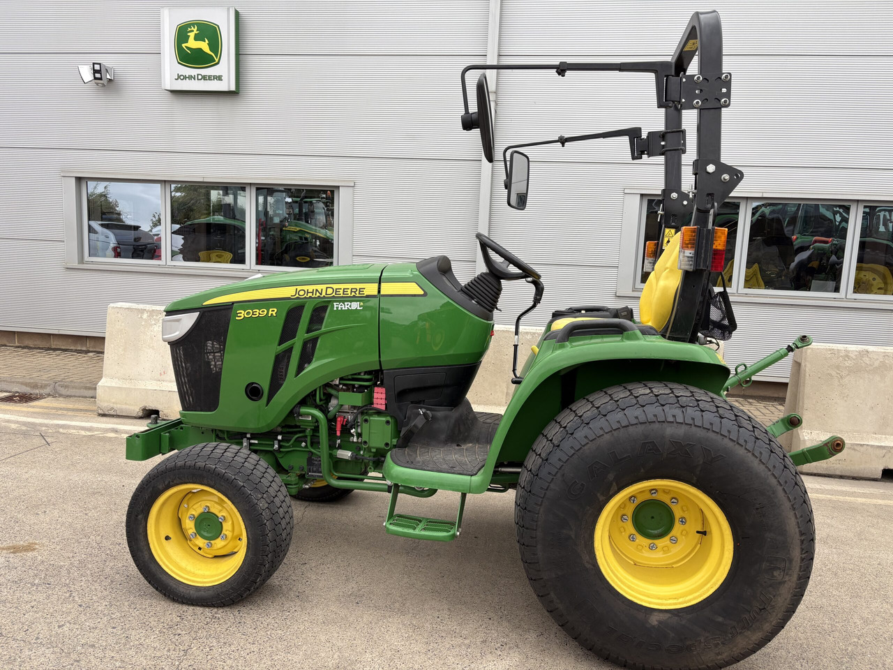John Deere 3039R Compact Tractor - Compact tractor: picture 1 John Deere 3039R Compact Tractor - Compact tractor: picture 1