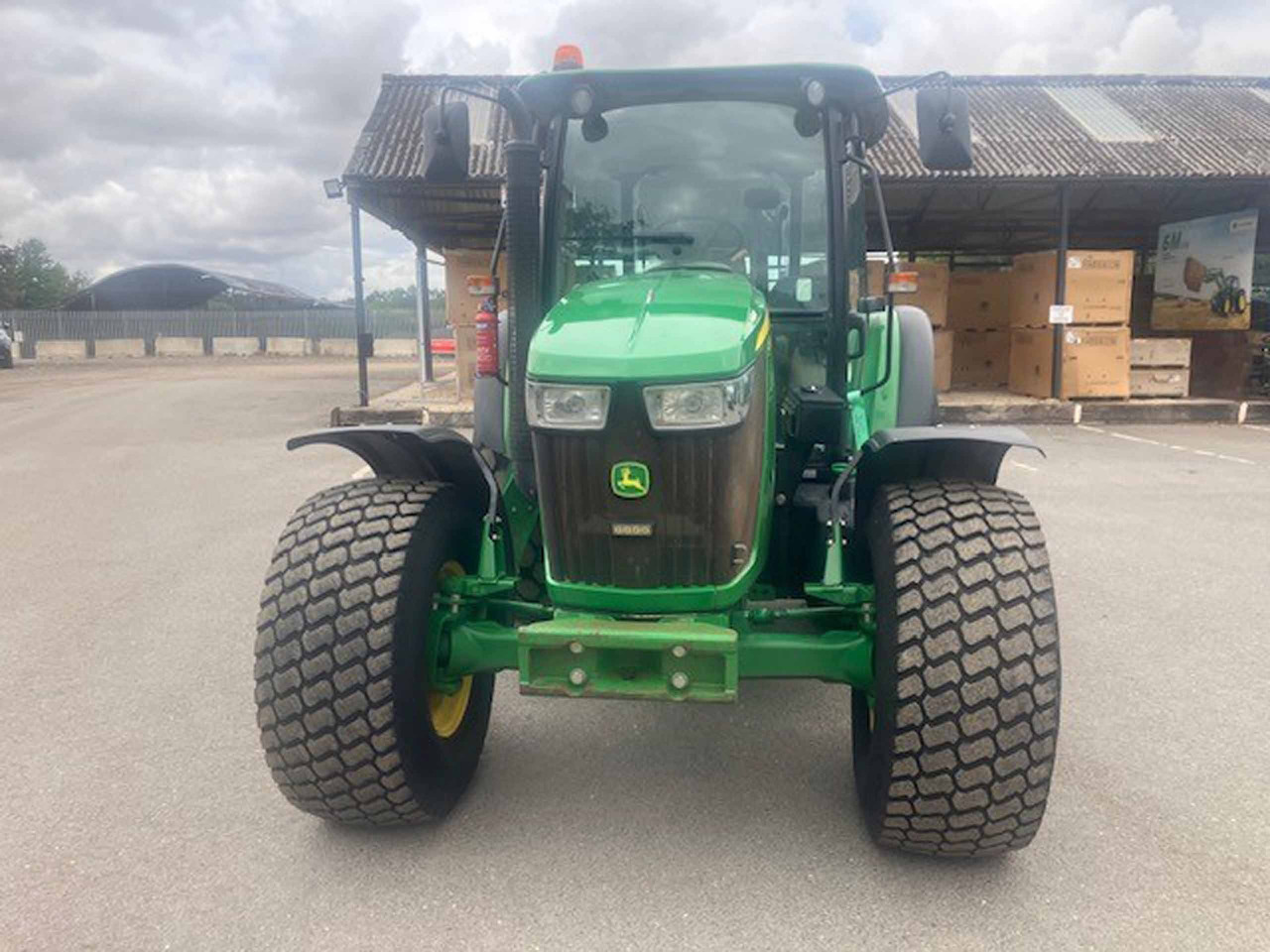 John Deere 5085M - Farm tractor: picture 3 John Deere 5085M - Farm tractor: picture 3