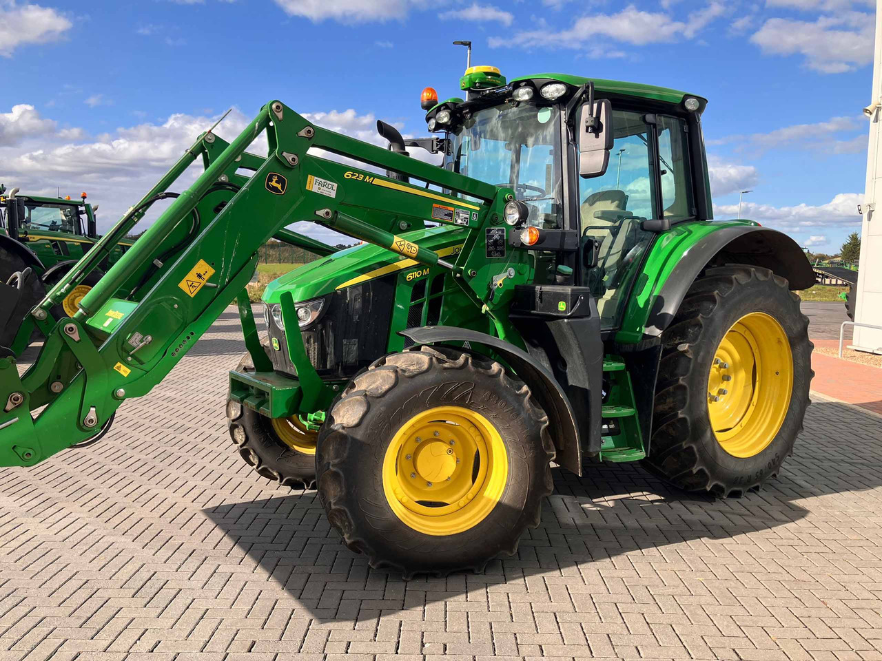 John Deere 6110M + 623M - Farm tractor: picture 4 John Deere 6110M + 623M - Farm tractor: picture 4