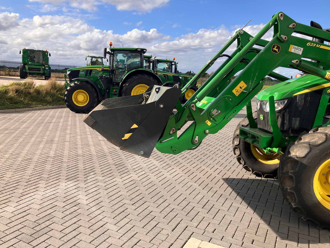 John Deere 6110M + 623M - Farm tractor: picture 5 John Deere 6110M + 623M - Farm tractor: picture 5