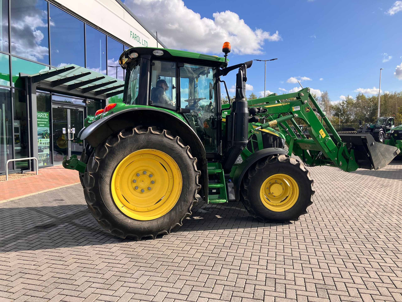 John Deere 6110M + 623M - Farm tractor: picture 2 John Deere 6110M + 623M - Farm tractor: picture 2