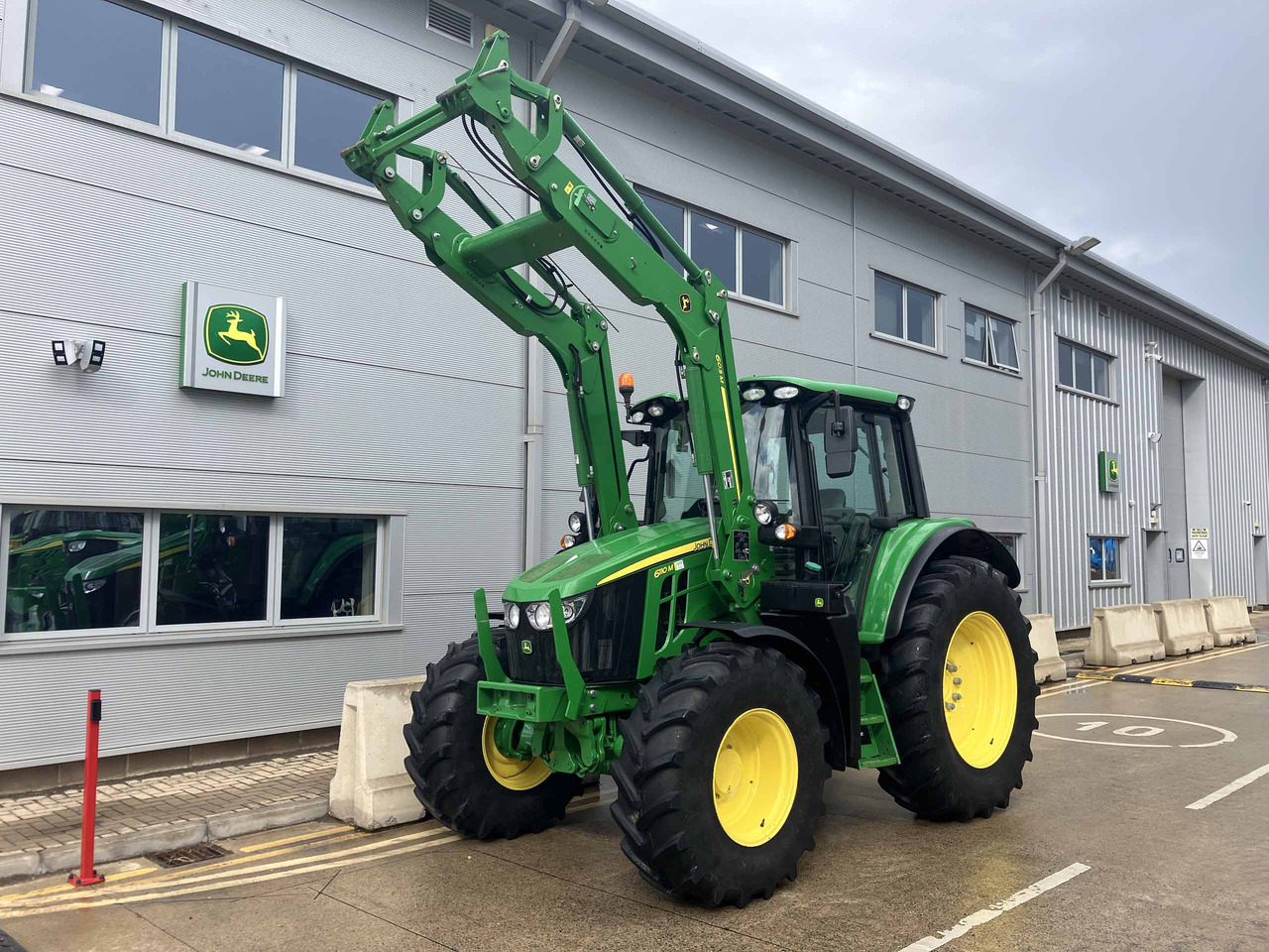 John Deere 6110M - Farm tractor: picture 1 John Deere 6110M - Farm tractor: picture 1