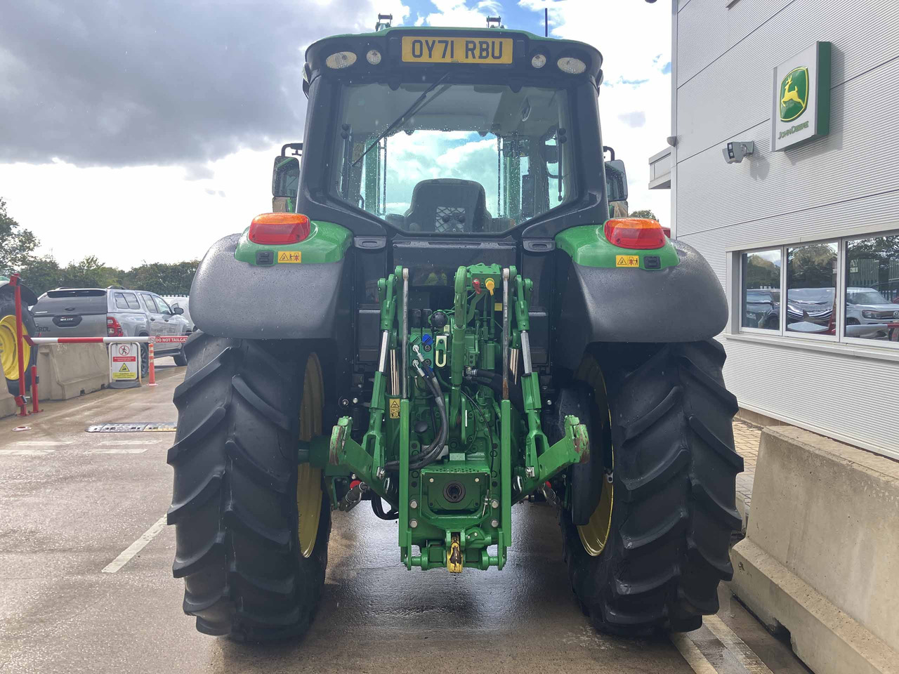 John Deere 6110M - Farm tractor: picture 4 John Deere 6110M - Farm tractor: picture 4