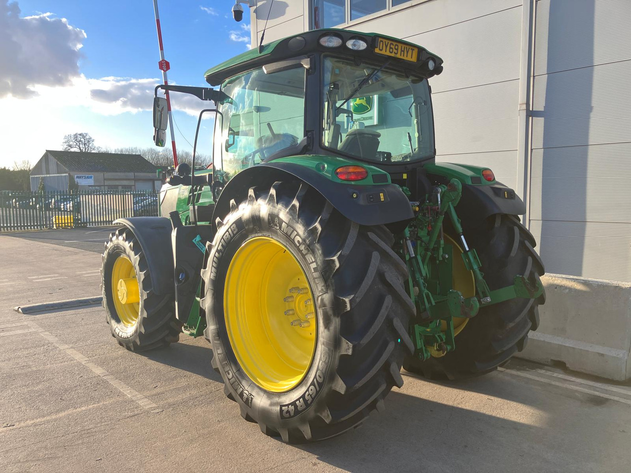 John Deere 6155R - Farm tractor: picture 3 John Deere 6155R - Farm tractor: picture 3