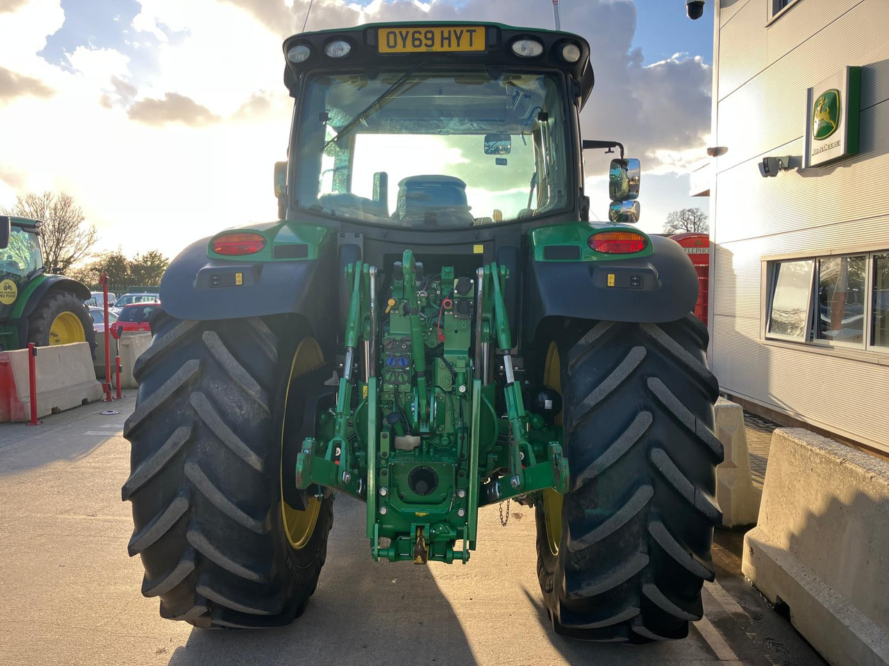John Deere 6155R - Farm tractor: picture 4 John Deere 6155R - Farm tractor: picture 4
