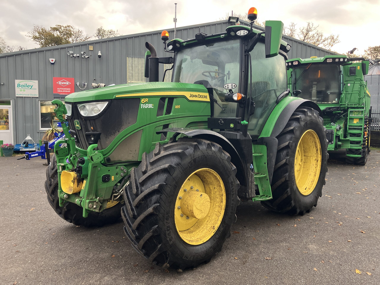 John Deere 6R 185 - Farm tractor: picture 1 John Deere 6R 185 - Farm tractor: picture 1