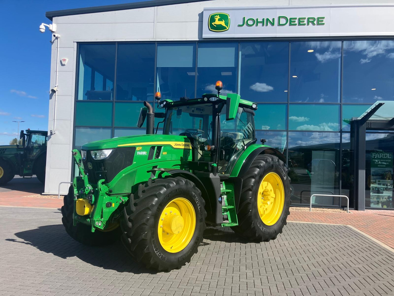 John Deere 6R 185 - Farm tractor: picture 1 John Deere 6R 185 - Farm tractor: picture 1