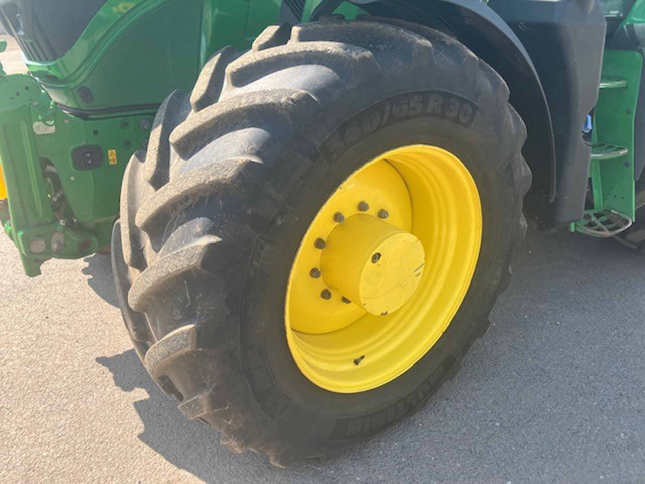 John Deere 6R 185 - Farm tractor: picture 2 John Deere 6R 185 - Farm tractor: picture 2