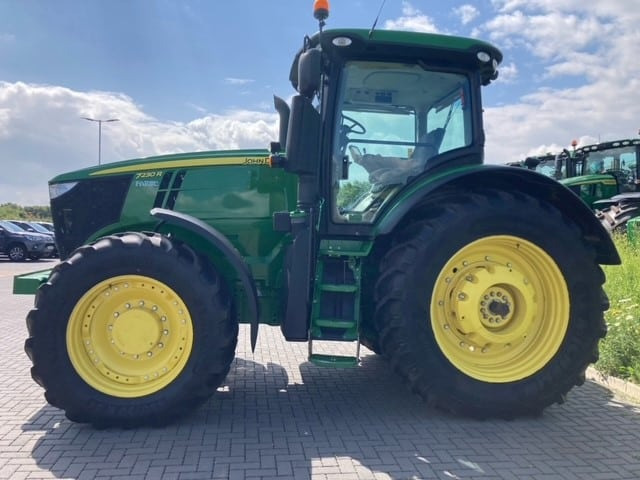 John Deere 7230R - Farm tractor: picture 3 John Deere 7230R - Farm tractor: picture 3