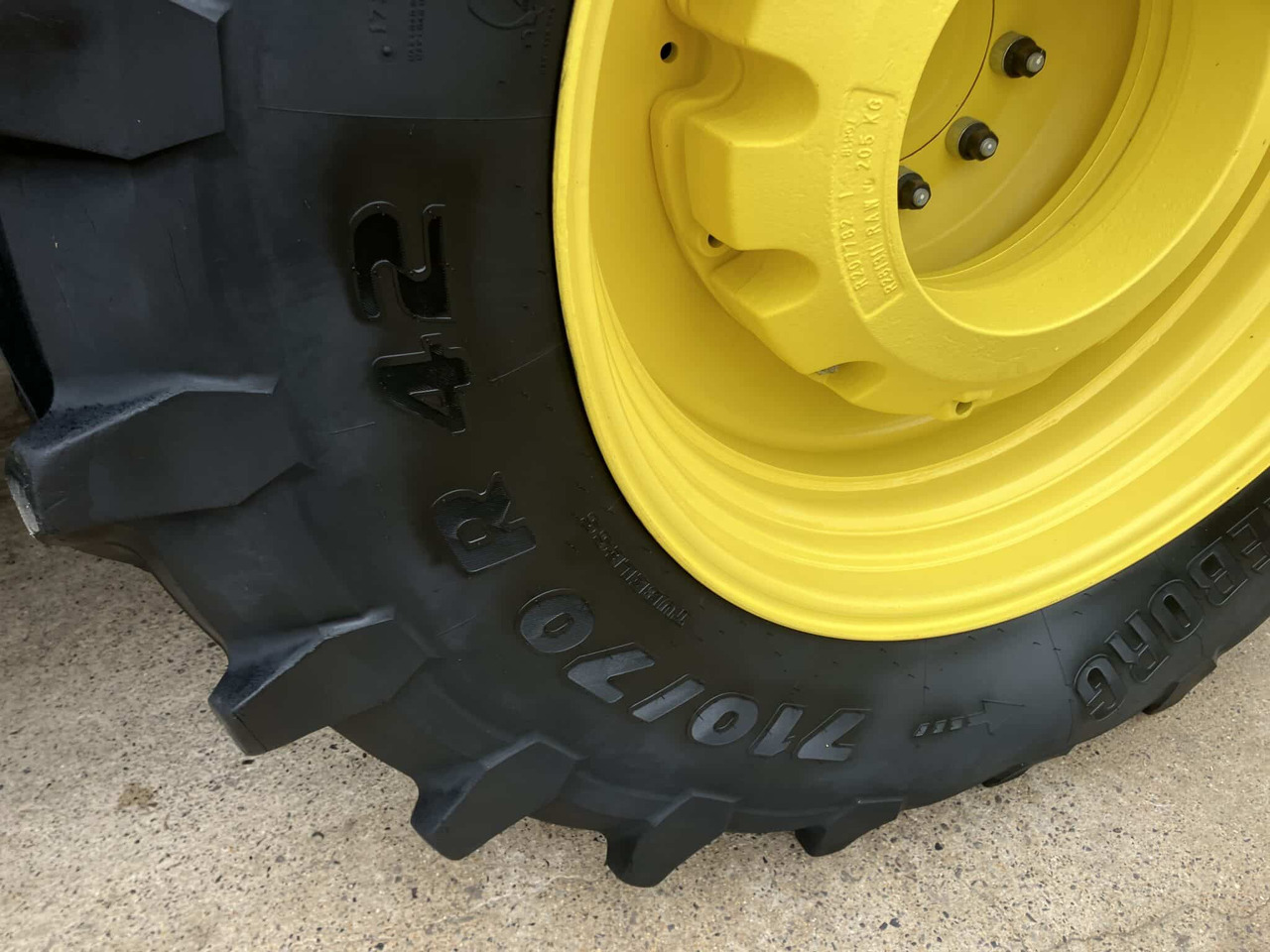 Farm tractor John Deere 7R 310: picture 13