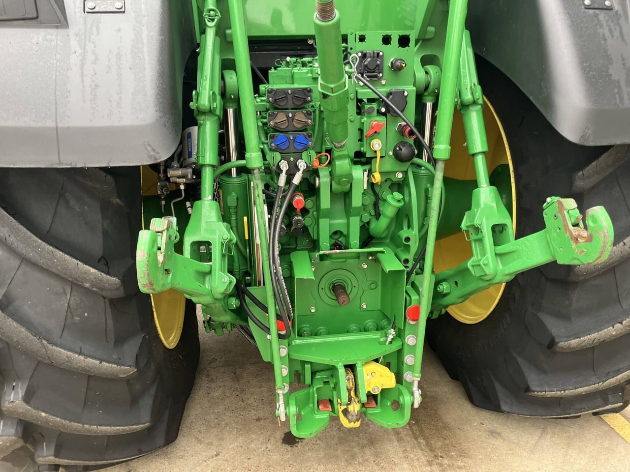 Farm tractor John Deere 7R 310: picture 16