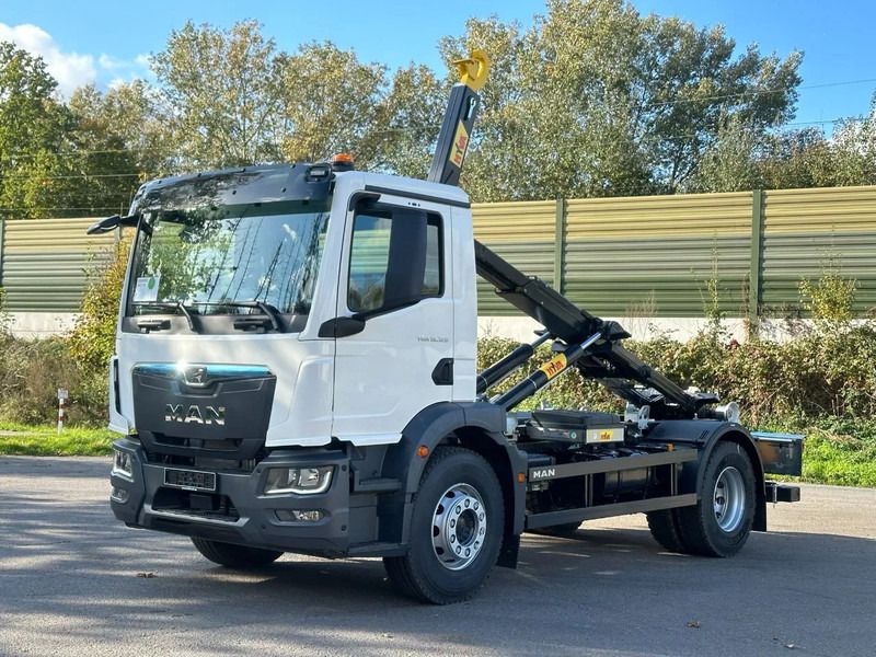 MAN TGM - Hook lift truck: picture 1 MAN TGM - Hook lift truck: picture 1