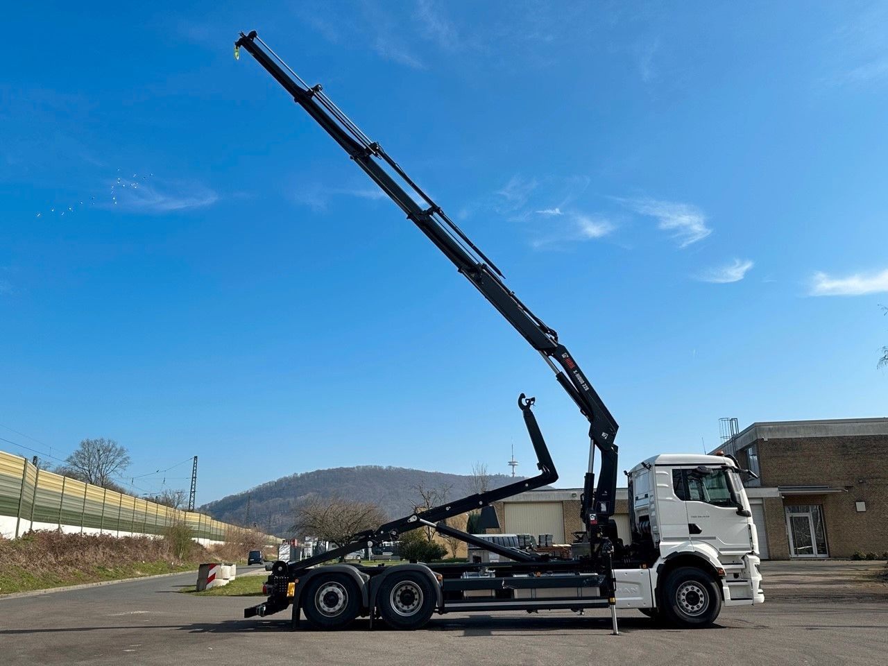 Hook lift truck, Crane truck MAN TGS 26.470 6x2 Abrollkipper + Kran Hiab 228-4: picture 6