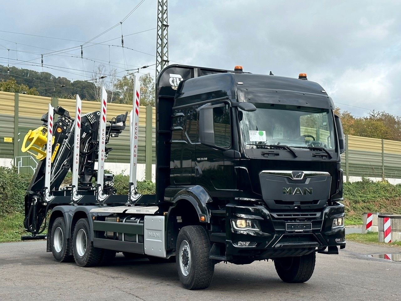 MAN TGS 33.520 6X6 Euro6e LogLift 165 Z - Timber truck, Crane truck: picture 1 MAN TGS 33.520 6X6 Euro6e LogLift 165 Z - Timber truck, Crane truck: picture 1