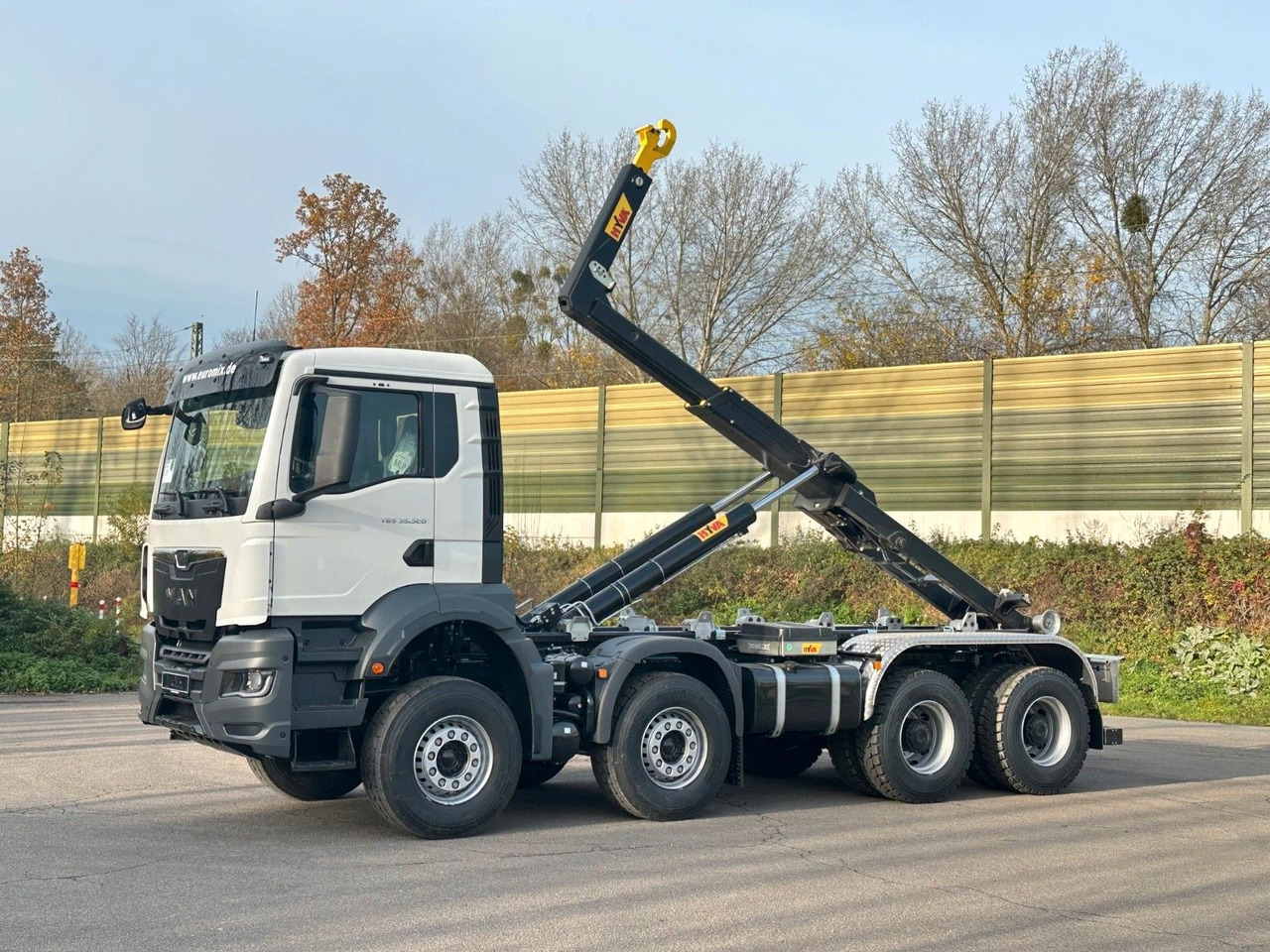 MAN TGS 35.520 8x4 Euro6e Hyva 26-55 Abrollkipper - Hook lift truck: picture 1 MAN TGS 35.520 8x4 Euro6e Hyva 26-55 Abrollkipper - Hook lift truck: picture 1