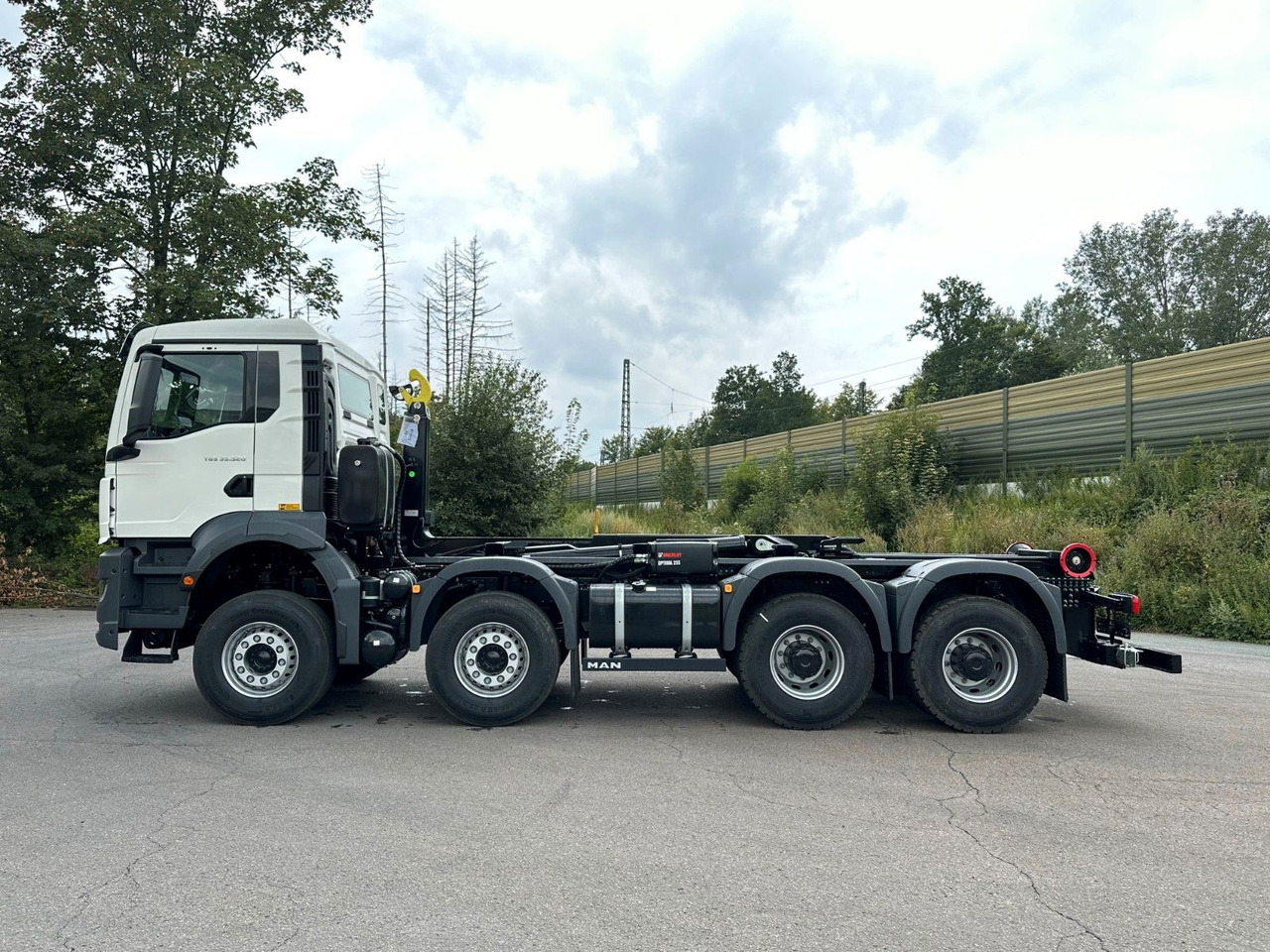 MAN TGS 35.520 8x4 Euro6e MultiLift 25s59 - Hook lift truck: picture 3 MAN TGS 35.520 8x4 Euro6e MultiLift 25s59 - Hook lift truck: picture 3
