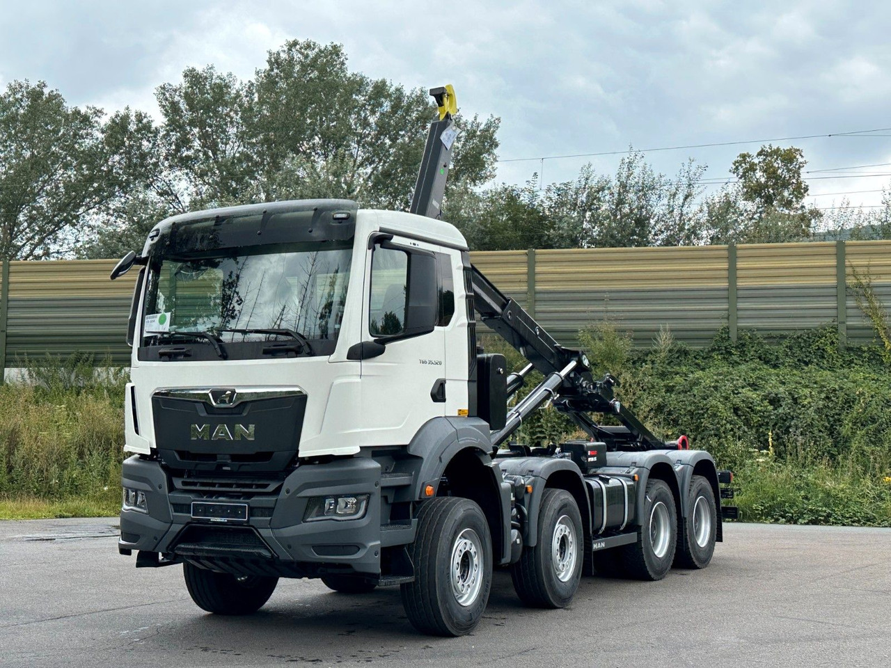 MAN TGS 35.520 8x4 Euro6e MultiLift 25s59 - Hook lift truck: picture 5 MAN TGS 35.520 8x4 Euro6e MultiLift 25s59 - Hook lift truck: picture 5