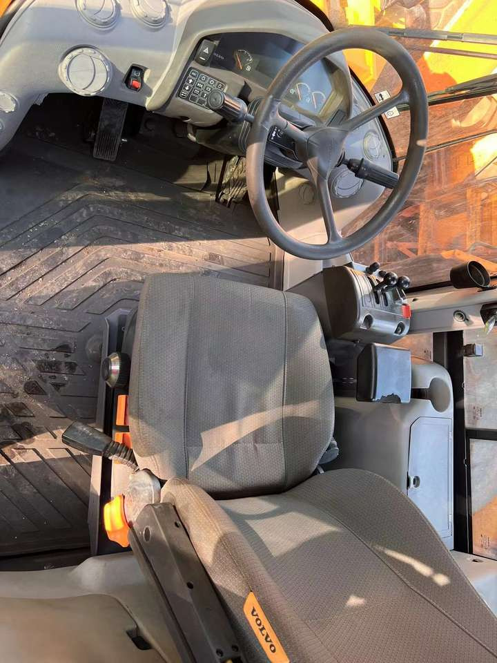 Hot Sale Used VOLVO L120GZ Loader Construction Machinery High Quality Loader VOLVO - Wheel loader: picture 4 Hot Sale Used VOLVO L120GZ Loader Construction Machinery High Quality Loader VOLVO - Wheel loader: picture 4