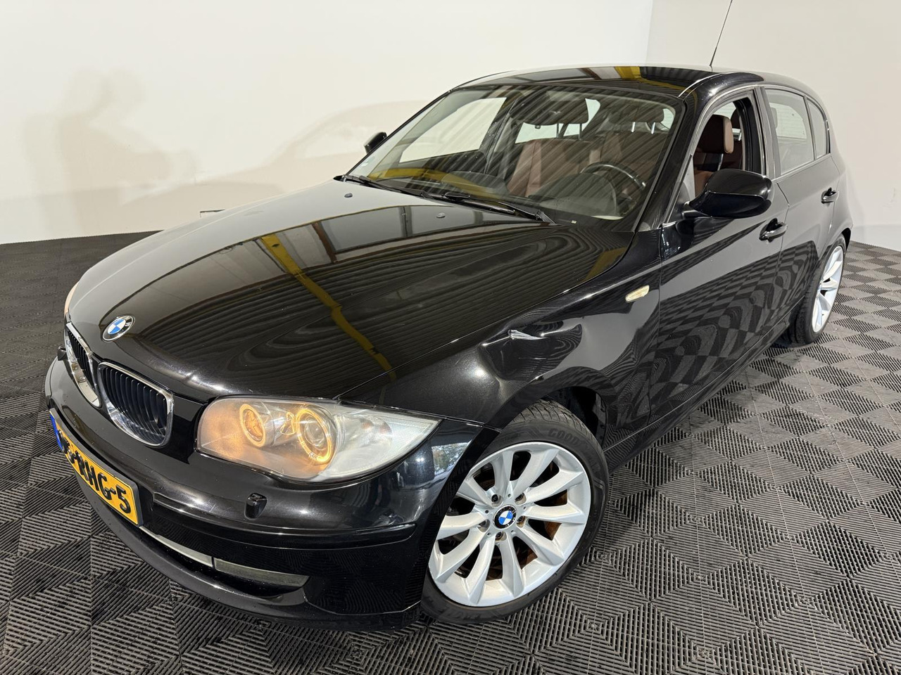 BMW | 1-serie | 116i EffDyn. Ed. Business Line Ultimate Edition | 2011 | 263.221 km | 05RHG5 | Logisch - Hatchback: picture 1 BMW | 1-serie | 116i EffDyn. Ed. Business Line Ultimate Edition | 2011 | 263.221 km | 05RHG5 | Logisch - Hatchback: picture 1