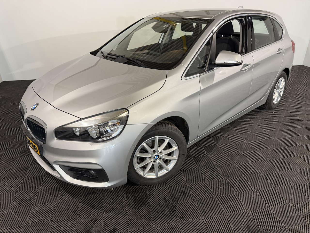 BMW 2-serie Active Tourer 218i Executive 2-ZGX-00 198.295 km - Car: picture 1 BMW 2-serie Active Tourer 218i Executive 2-ZGX-00 198.295 km - Car: picture 1