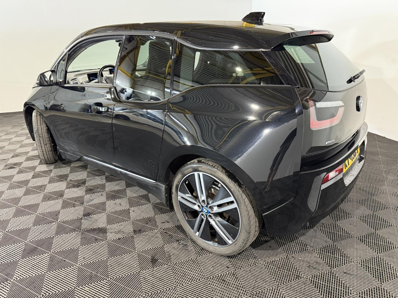 BMW i3 Basis 94Ah 33 kWh | 2017 | 226.715 km | KT-438-P - Hatchback: picture 3 BMW i3 Basis 94Ah 33 kWh | 2017 | 226.715 km | KT-438-P - Hatchback: picture 3