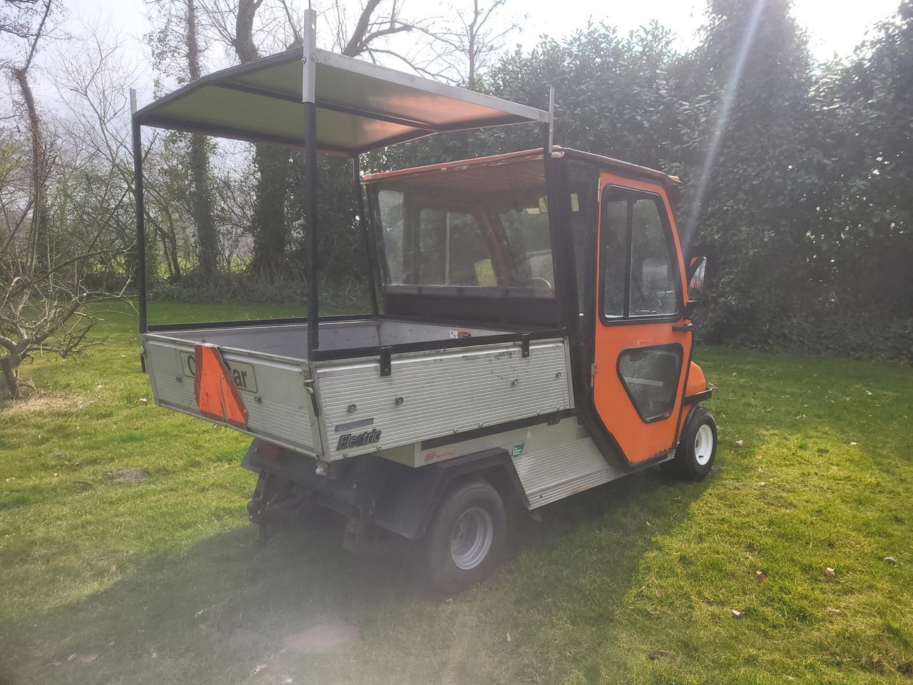 Club Car Carryall Turf 2 – Bouwjaar 2009 – Elektrisch – Met dichte cabine en elektrische kiepbak – Marge-kavel - Golf cart: picture 3 Club Car Carryall Turf 2 – Bouwjaar 2009 – Elektrisch – Met dichte cabine en elektrische kiepbak – Marge-kavel - Golf cart: picture 3