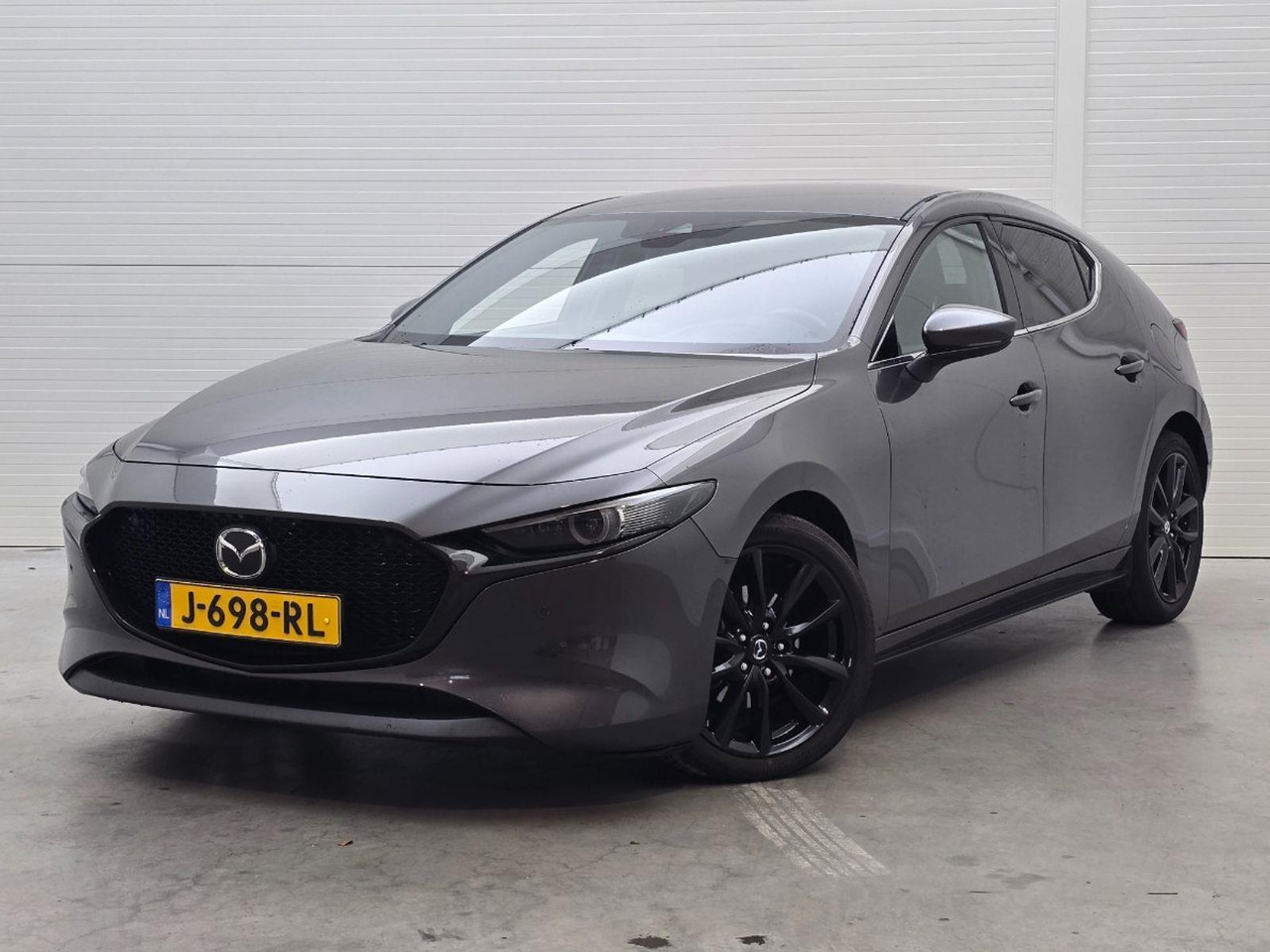 Mazda 3 2.0 e - SkyActiv - X M Hybrid 180 Luxury | 2020 | 61.020 km | Automaat | J698RL | NAP: Logisch - Hatchback: picture 1 Mazda 3 2.0 e - SkyActiv - X M Hybrid 180 Luxury | 2020 | 61.020 km | Automaat | J698RL | NAP: Logisch - Hatchback: picture 1