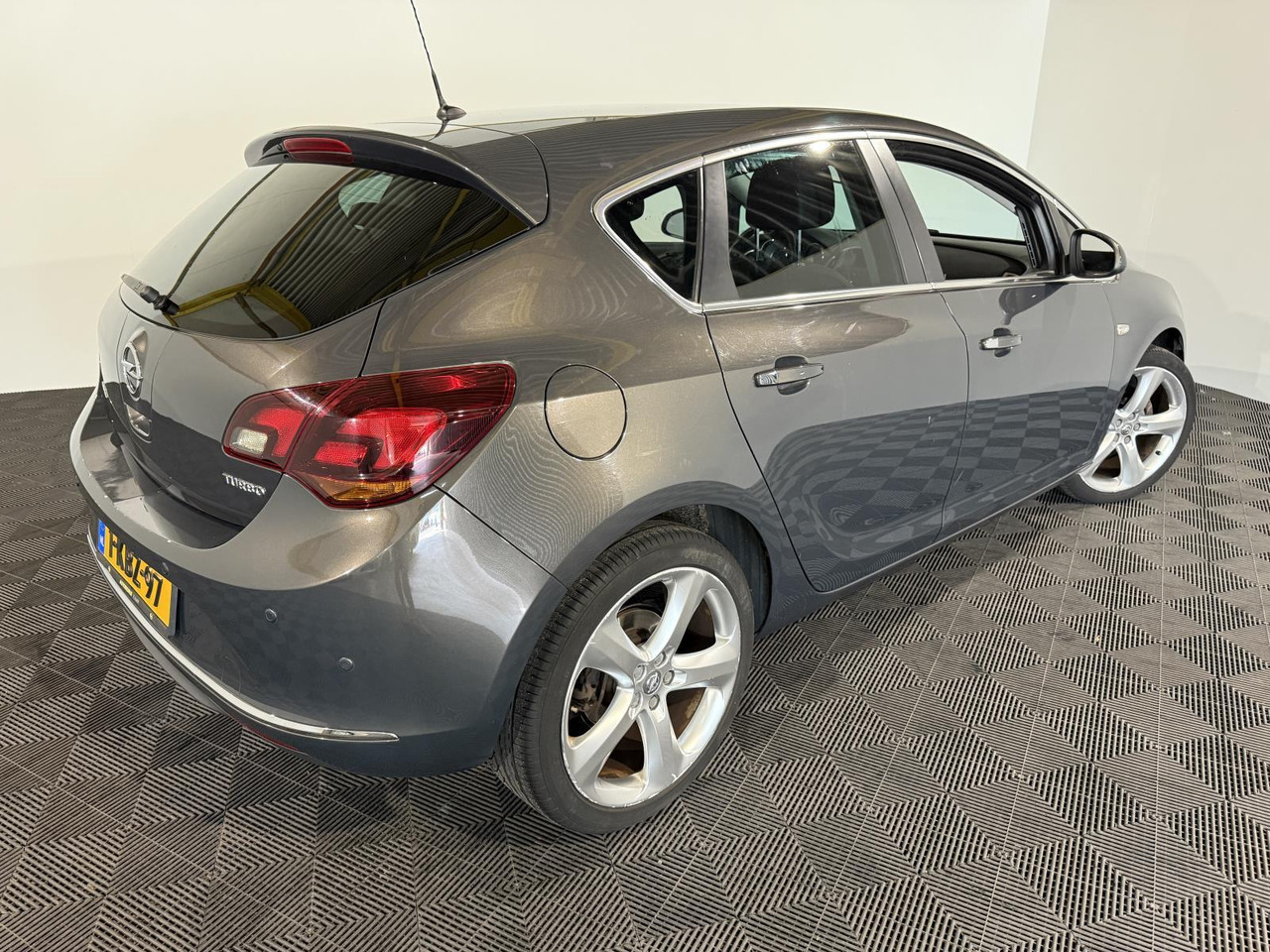 Opel Astra 1.4 Turbo Cosmo | 204.324 km | 2013 | 1-KBZ-97 - Hatchback: picture 2 Opel Astra 1.4 Turbo Cosmo | 204.324 km | 2013 | 1-KBZ-97 - Hatchback: picture 2