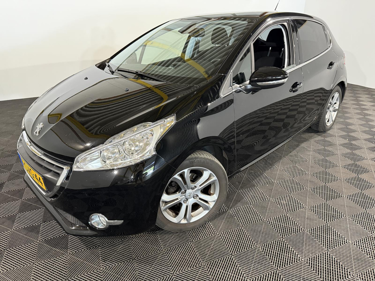 Peugeot 208 1.2 VTi Allure | 2013 | 179.003 km | 4-SVG-44 - Hatchback: picture 1 Peugeot 208 1.2 VTi Allure | 2013 | 179.003 km | 4-SVG-44 - Hatchback: picture 1