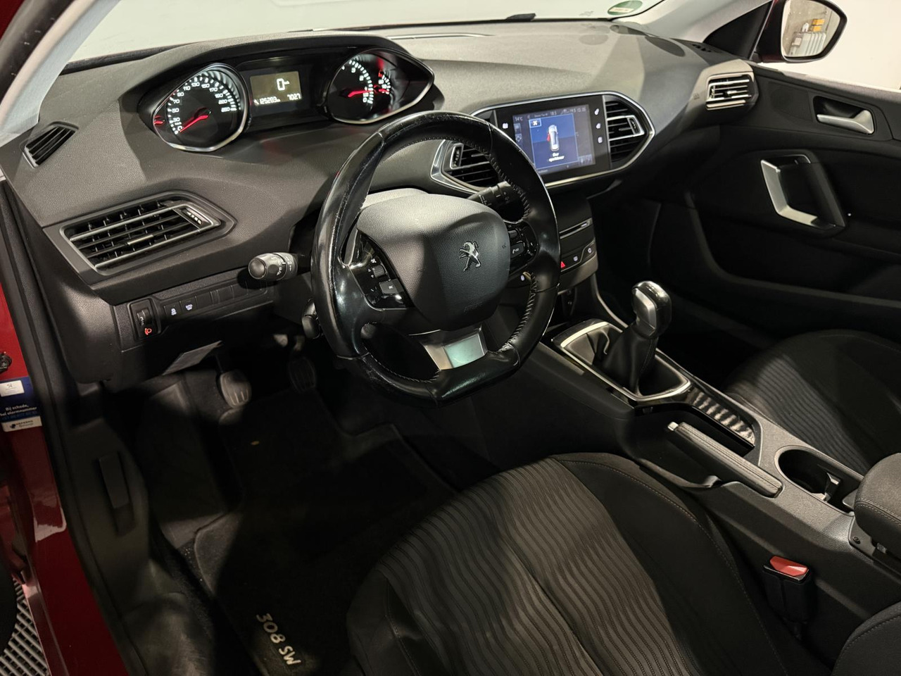 Peugeot | 308 SW | 1.2 PureTech Blue Lion | 2017 | 125.283 km | NL320L | Logisch - Car: picture 4 Peugeot | 308 SW | 1.2 PureTech Blue Lion | 2017 | 125.283 km | NL320L | Logisch - Car: picture 4