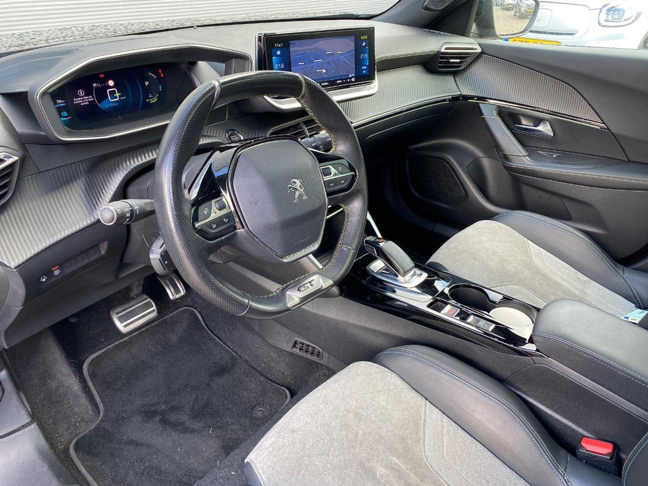 Peugeot e-2008 EV GT Première 1 fase 50 kWh | 2020 | 121.940 km | Automaat | J471TF | NAP: Logisch - SUV: picture 5 Peugeot e-2008 EV GT Première 1 fase 50 kWh | 2020 | 121.940 km | Automaat | J471TF | NAP: Logisch - SUV: picture 5