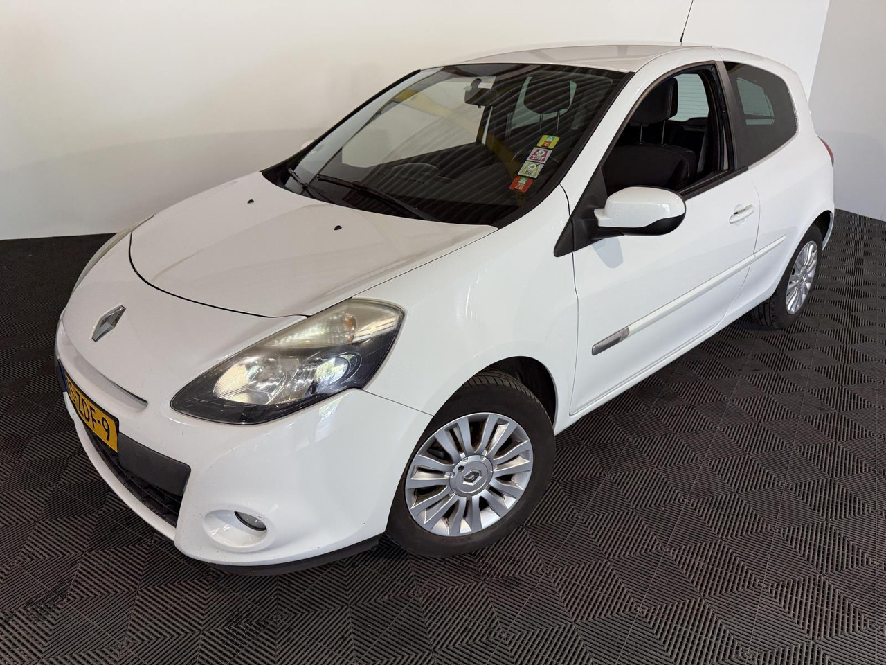Renault Clio 1.2 TCe Collection | 2012 | 179.266 km | 15-ZDF-9 - Hatchback: picture 1 Renault Clio 1.2 TCe Collection | 2012 | 179.266 km | 15-ZDF-9 - Hatchback: picture 1