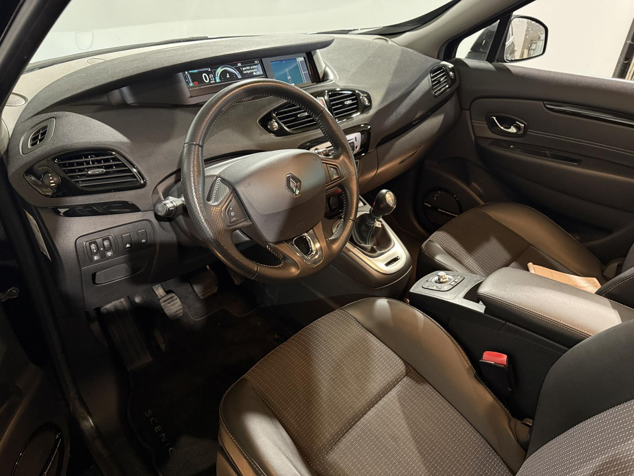 Renault | Scénic | 1.2 TCe Bose | 2013 | 103.433 km | 9KZR67 | Logisch - Car: picture 3 Renault | Scénic | 1.2 TCe Bose | 2013 | 103.433 km | 9KZR67 | Logisch - Car: picture 3